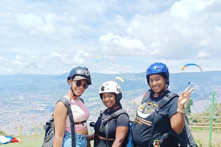 Paragliding tour in Medellín, fly and live a great experience