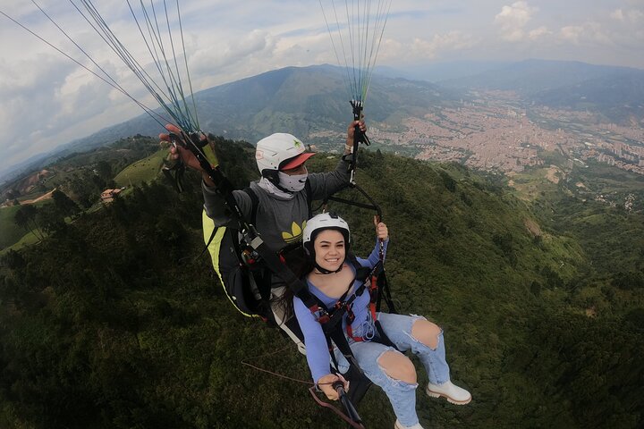 Paragliding tour in Medellín, fly and live a great experience