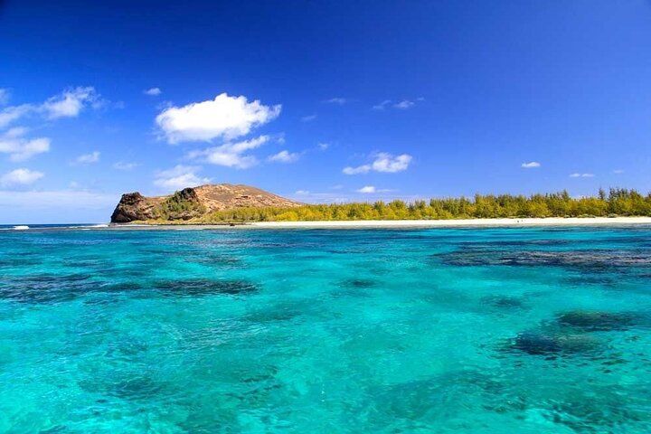 3 North Islands Catamaran Cruise with Lunch & Drinks on island.