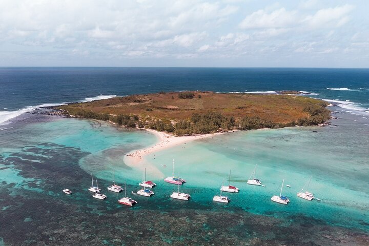 3 North Islands Catamaran Cruise with Lunch & Drinks on island.
