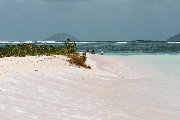 3 North Islands Catamaran Cruise with Lunch & Drinks on island.