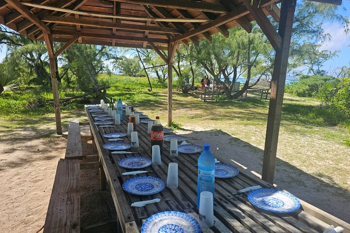 3 North Islands Catamaran Cruise with Lunch & Drinks on island.