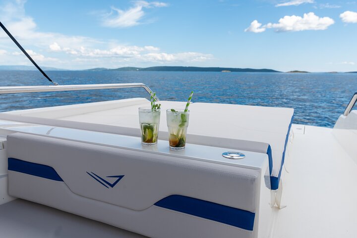 From Trogir & Split: Half Day Speedboat Tour with Blue Lagoon