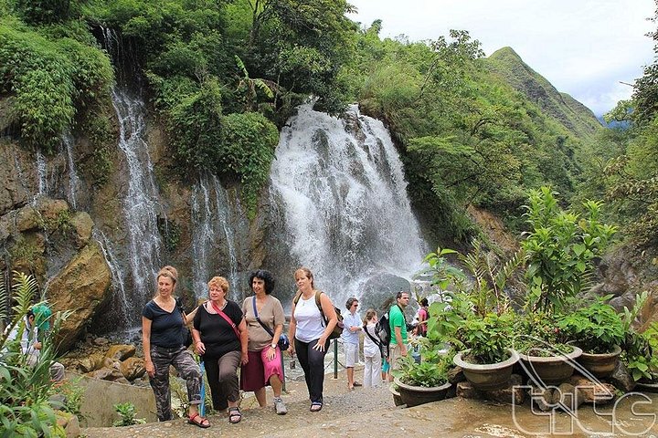 Sapa Trek 2days/1night -HOTEL 5 STAR-From Hanoi by Limousine Van