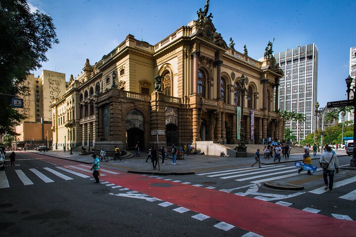 5-hour tour in the main points of São Paulo.