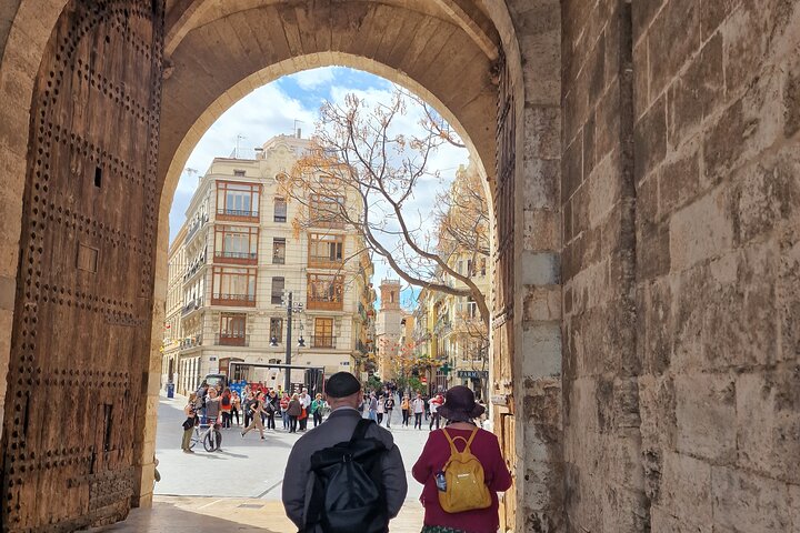 Valencia: Cathedral, St. Nicholas & Silk Exchange Tour + Tickets