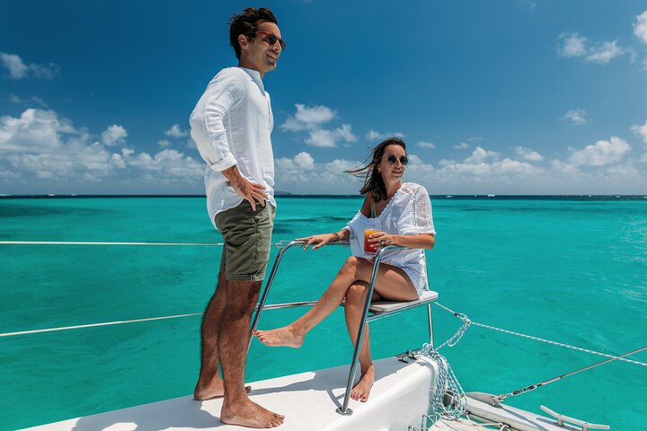 3 North Islands Catamaran Cruise with Lunch & Drinks on island.