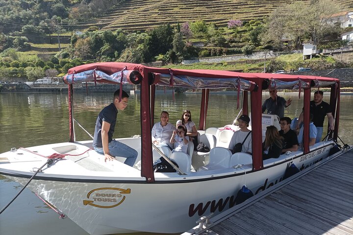 Boat tour 50min through the river Douro in Pinhão