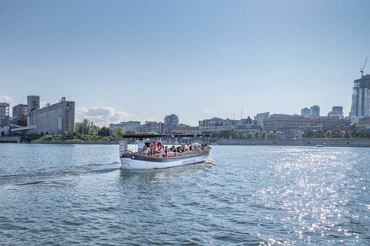Montreal: Guided Electric Boat Cruise in Small Group