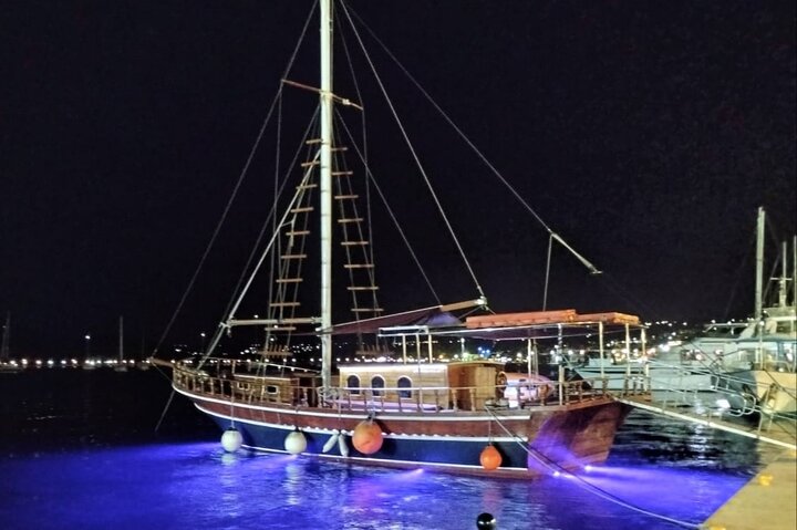"QueenBee" Full-Day Boat Trip with Lunch