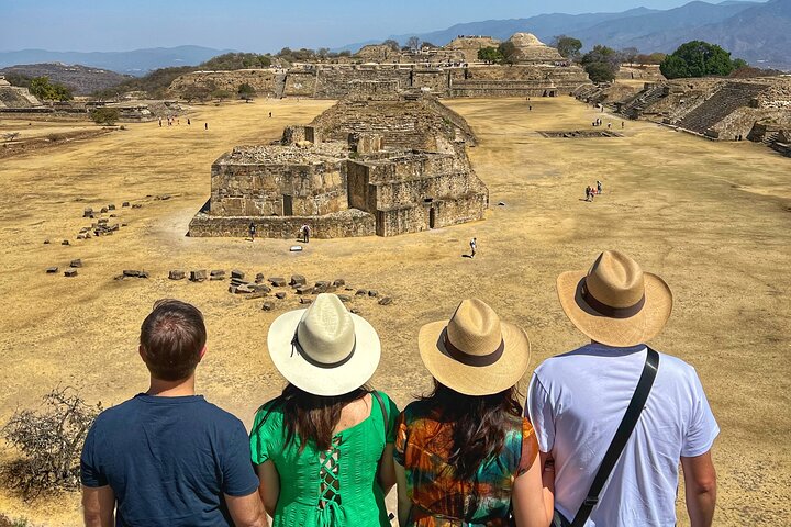 Private Tour: Monte Albán, Hierve el Agua, Teotitlán and Mezcal