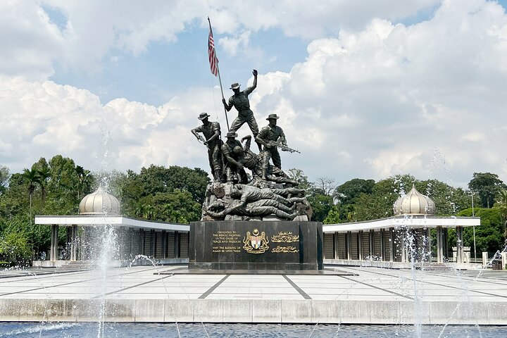 From Singapore: Private Kuala Lumpur / Malacca tour + SKY DINING