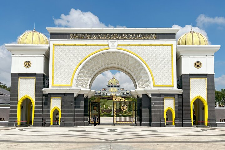 From Singapore: Private Kuala Lumpur / Malacca tour + SKY DINING