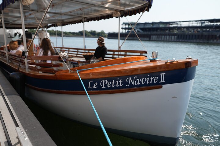 Montreal: Guided Electric Boat Cruise in Small Group