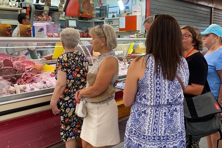 Food and wine tour of Pescara Vecchia on foot