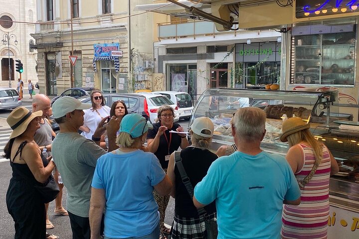 Food and wine tour of Pescara Vecchia on foot