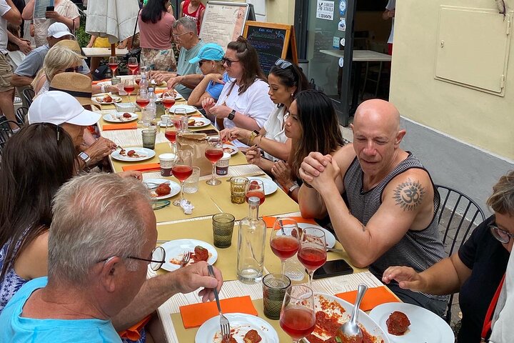 Food and wine tour of Pescara Vecchia on foot