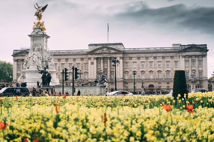 Buckingham Palace Entrance Ticket & British Royalty Guided Tour