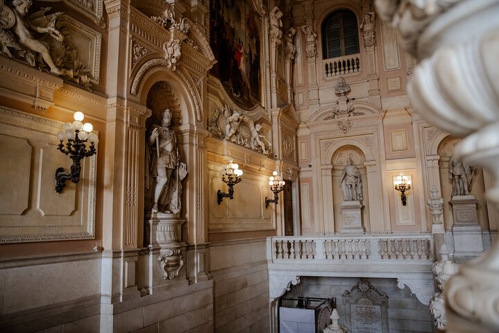 Small-group Royal Palace Skip-the-line Tour