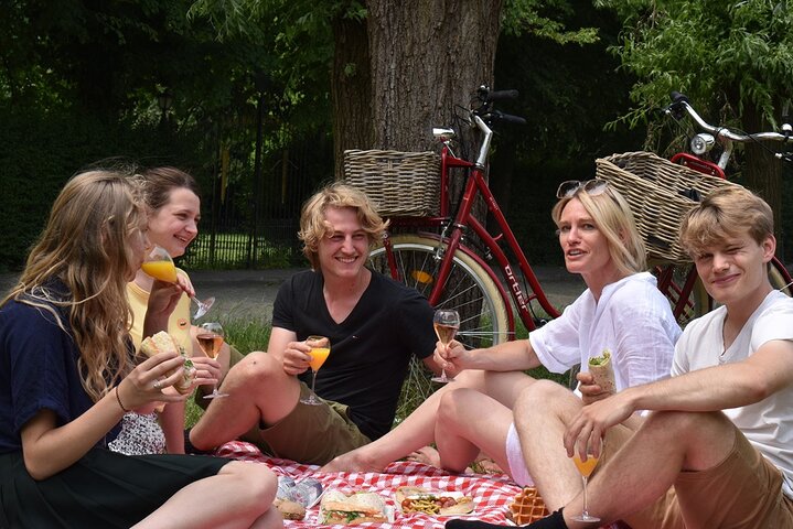 Bruges Guided Retro Biketour: Highlights, Hidden Gems & Tasting
