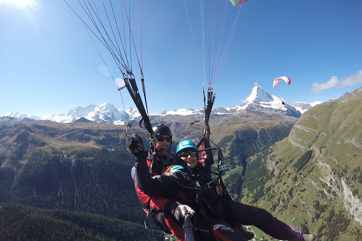 Panoramic Paragliding Flight in Zermatt Matterhorn (15-20min)