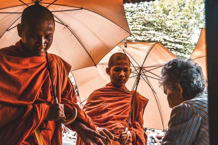 Full day tour by bicycle & tuk tuk,bamboo train,bat cave,villages
