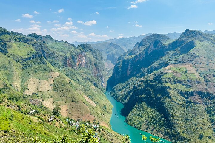 Ha Giang Loop 3D2N Private Car Tour (English speaking Driver)
