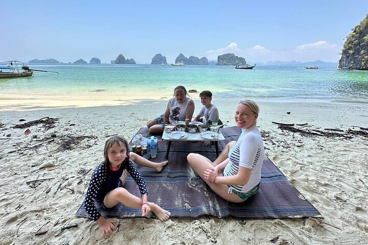 Private Longtail Boat Tour to Hong Islands