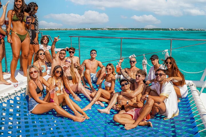 Isla Mujeres Cruise with Beach Club, Snorkel, Lunch and Open Bar