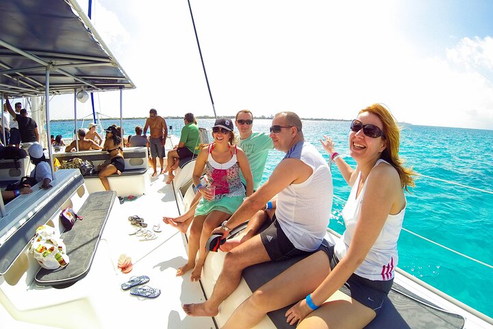 Isla Mujeres Cruise with Beach Club, Snorkel, Lunch and Open Bar