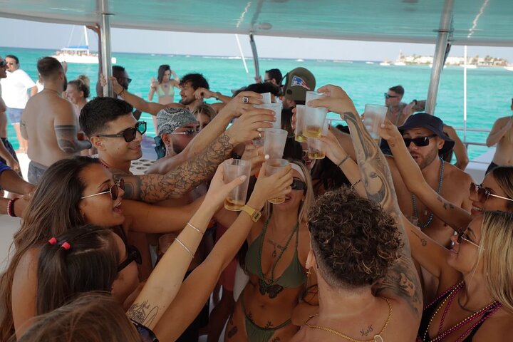 Isla Mujeres Cruise with Beach Club, Snorkel, Lunch and Open Bar