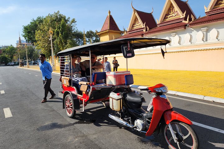 Visit 11 Places in One Day including S21 & Killing Field