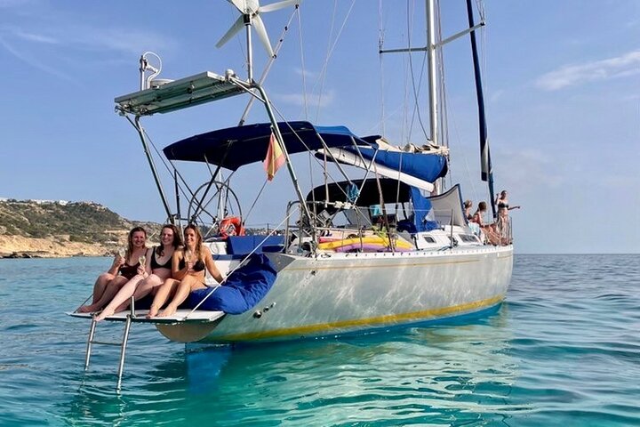 Mallorca Sailing Adventure with Snorkeling, Snacks & Drinks