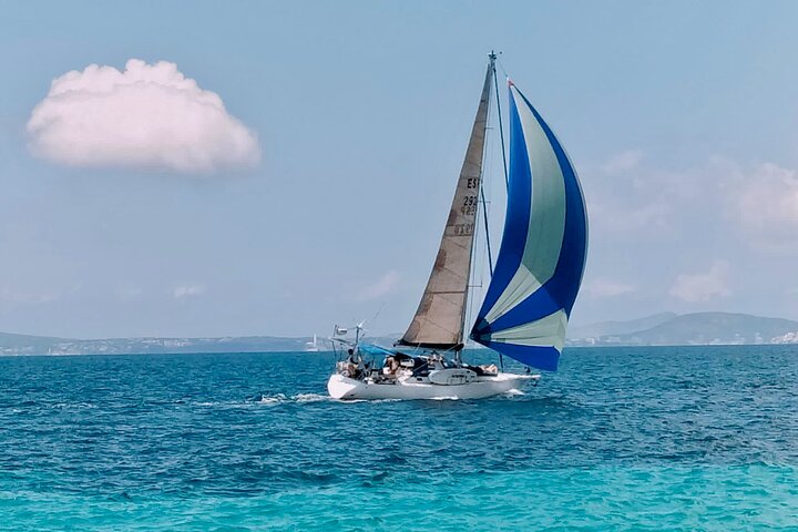 Mallorca Sailing Adventure with Snorkeling, Snacks & Drinks