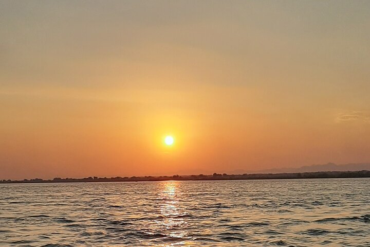 Zambezi Sunset Cruise – Wildlife, Drinks & Breathtaking Views