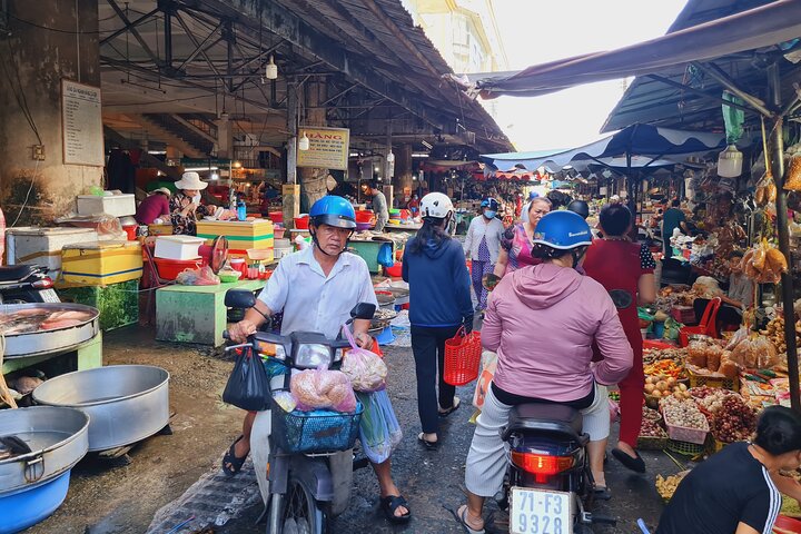 Ben Tre Mekong Zig Zag: Scooter, Sailboat, and Food (Full day)