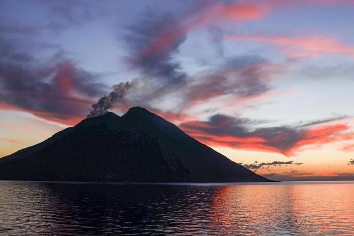 Sciara del Fuoco from the sea, night tour SMALL GROUP