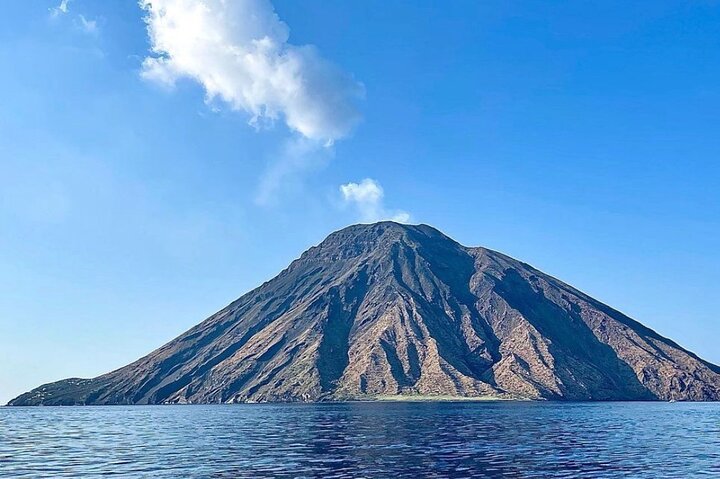 Exclusive tour of Stromboli island, Boat tour with Pasqualo