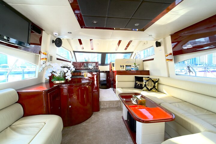 Dubai Private Luxury Cruise on a Stylish 50FT Yacht