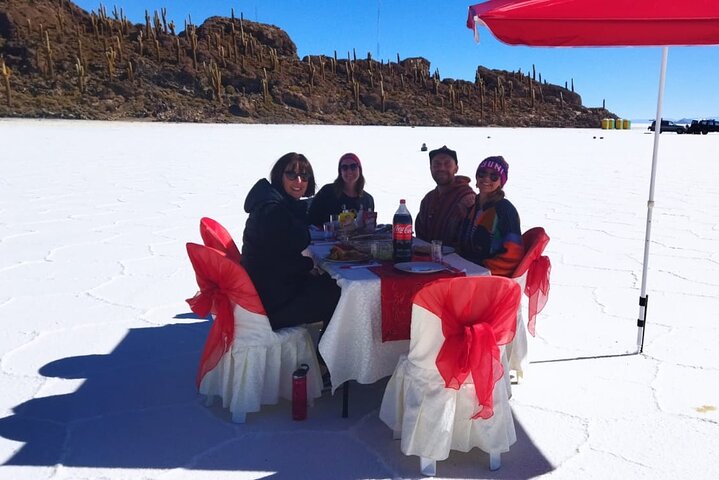 3-Day Salt Tour of Uyuni with Sunset and Lagoons Colorada