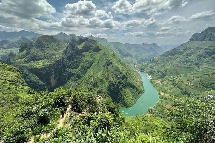 Ha Giang Loop 3D2N Private Car Tour (English speaking Driver)