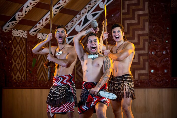 Auckland: Rotorua Tour with Waiotapu, Te Puia and Maori Haka