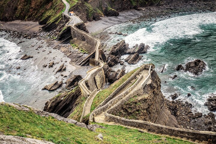 Bilbao: Gaztelugatxe, Bermeo, Mundaka and Gernika with Txakoli