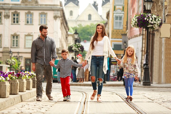 Family Tour of Linz's Old Town, Pöstlingberg and Grottenbahn