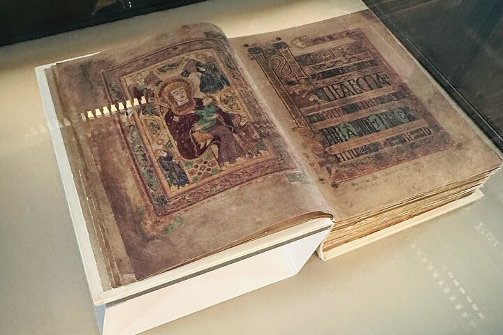 Dublin Book of Kells, Castle and Molly Malone Statue Guided Tour