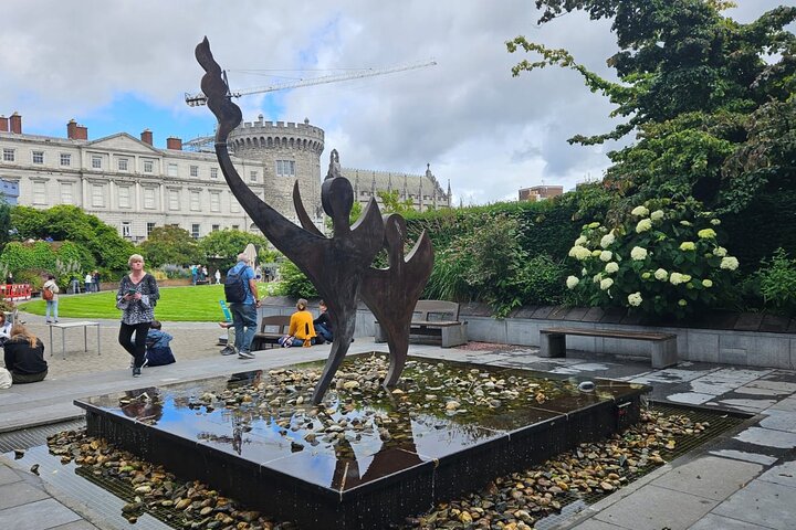 Dublin Book of Kells, Castle and Molly Malone Statue Guided Tour