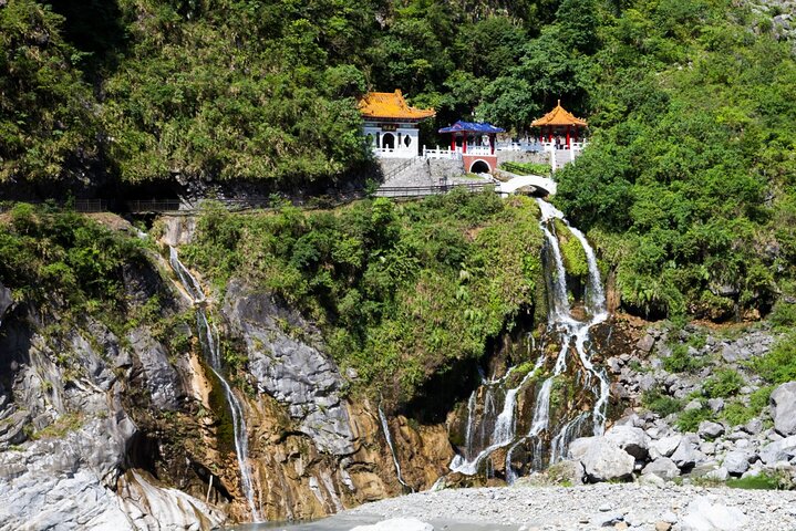 Taroko Gorge& Qingshui Cliffs& Qixingtan Group Tour from Hualien