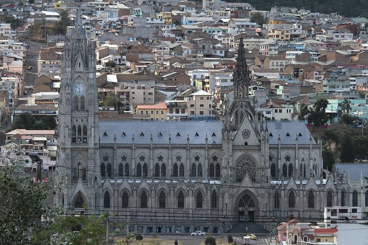 PRIVATE City Tour: Quito Colonial, Half the World and Cable Car