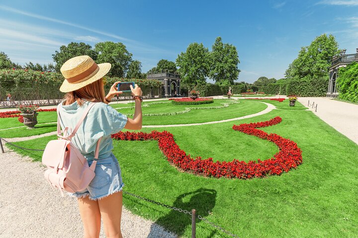 Vienna: Skip-the-Line Schönbrunn Palace & Gardens Tour
