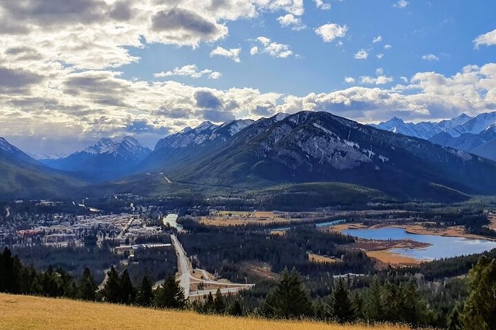 8 Iconic Stops. 12 Comfy Seats. See Banff's Best in First Class.